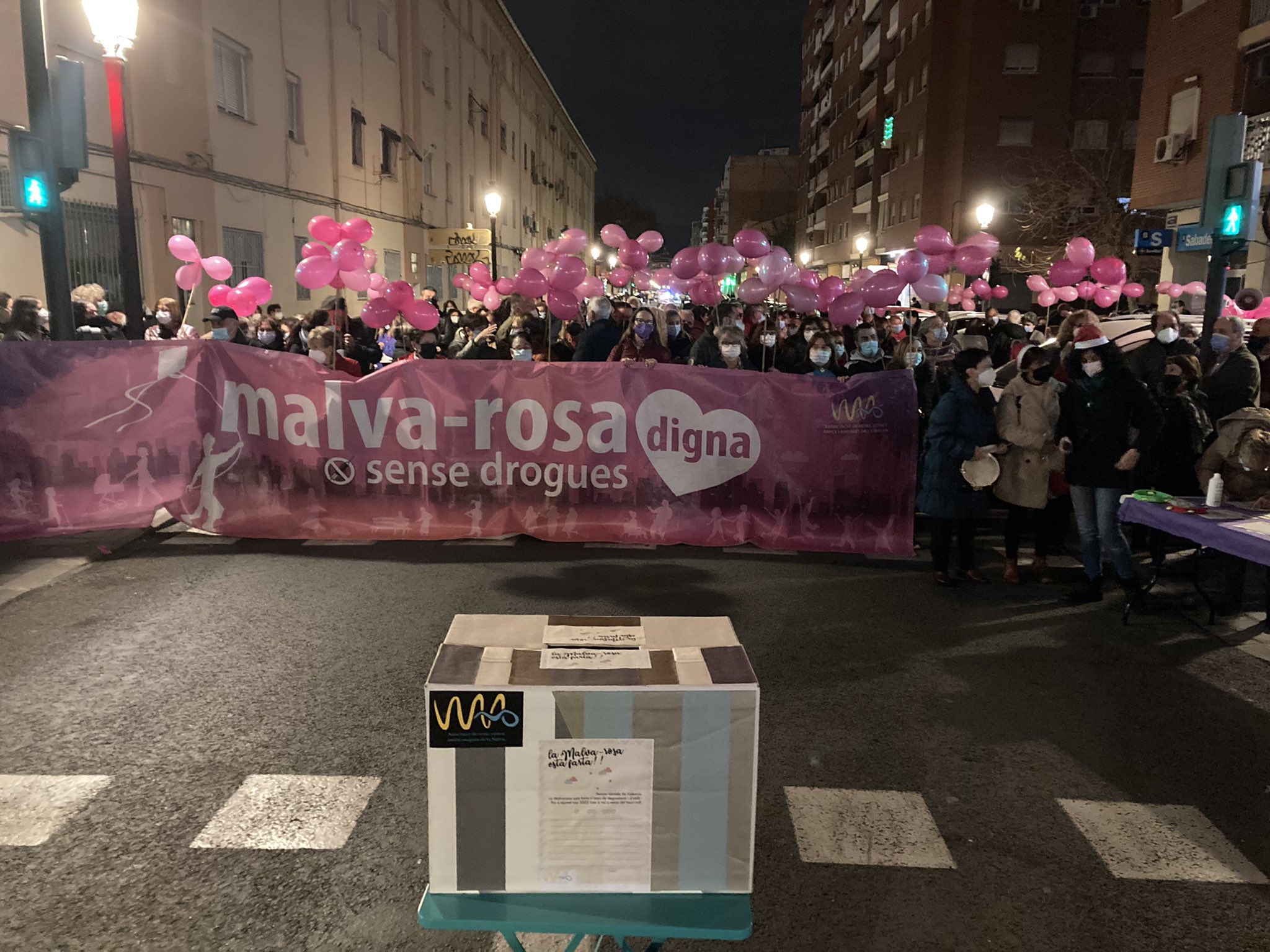 Cientos de vecinos se concentran por sexta vez en la Malvarrosa por un barrio digno