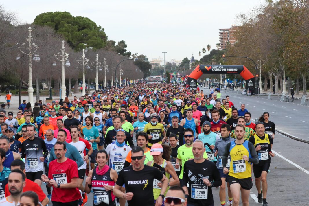 El 10K Valencia Ibercaja vuelve a brillar con más de 7.000 corredores disfrutando de la primera prueba del año