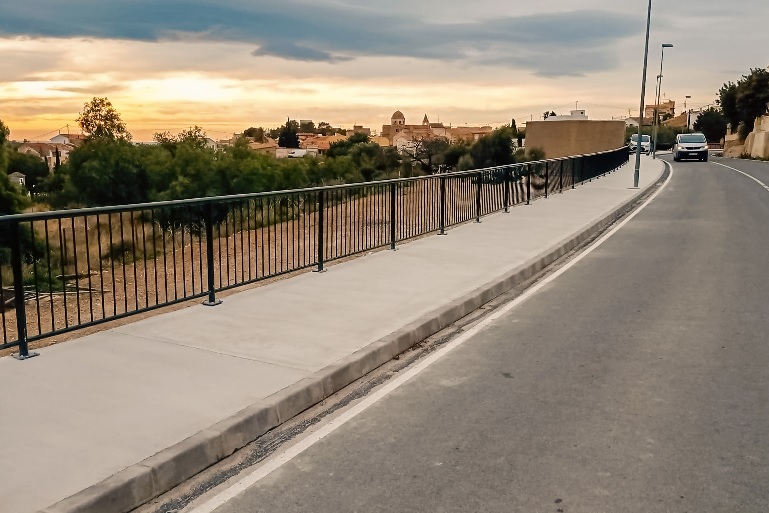 Obras Públicas finaliza la primera fase de las obras del andén peatonal en la CV-775 en el término municipal de Aigües