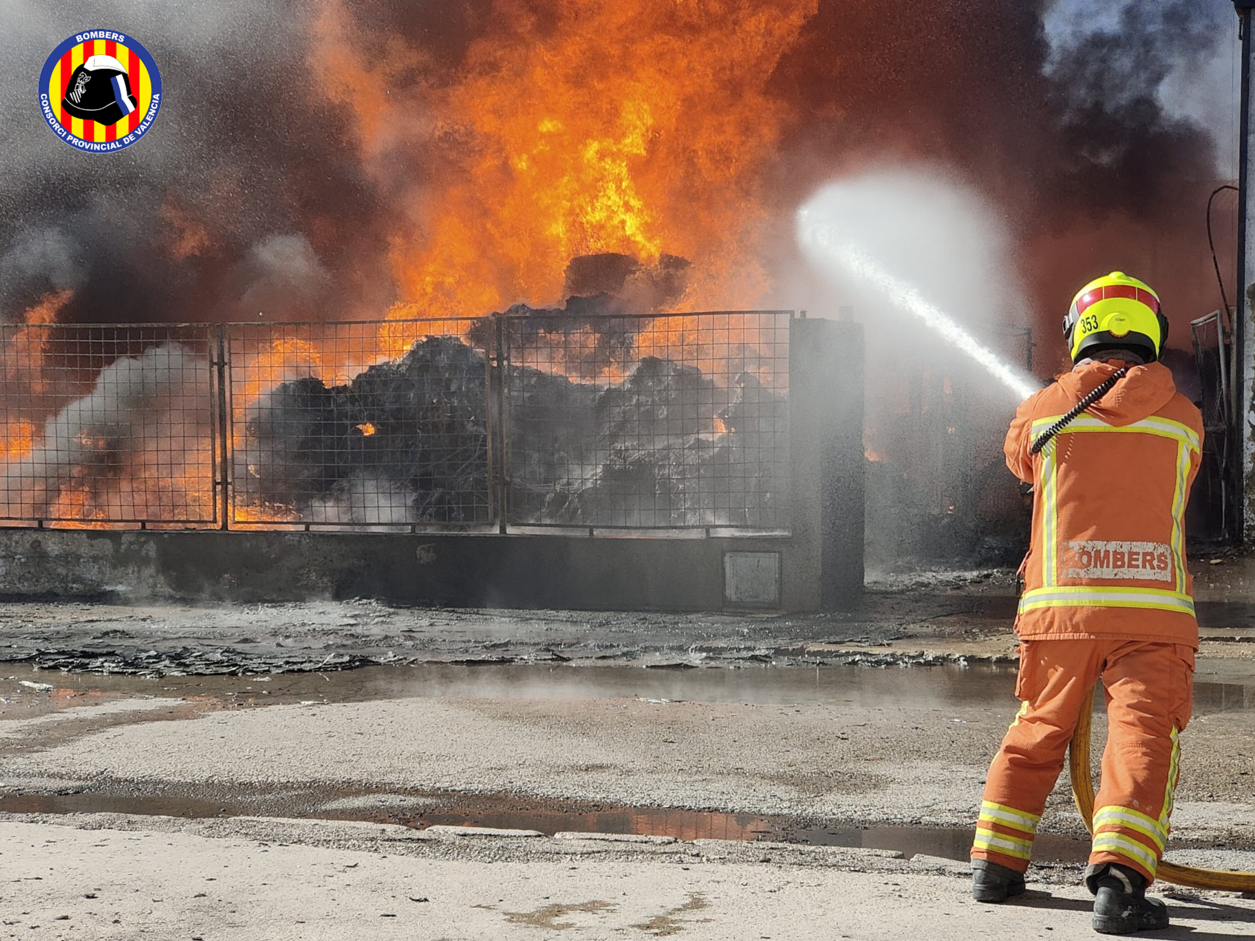 Los Bomberos de la Diputacio de Valencia se emplean a fondo en un incendio de una nave de Alcasser