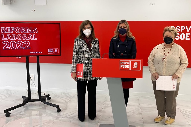 La secretaria de Trabajo y Economía Social del PSPV-PSOE, Rocío Briones, la diputada en el Congreso, Ana Botella y la senadora, Mercedes Berenguer,