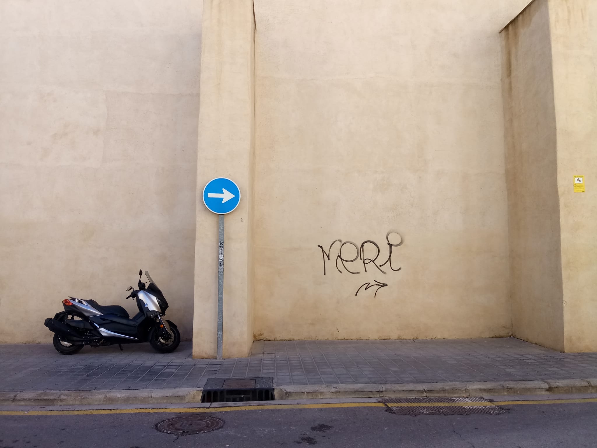 Las Atarazanas sigue sufriendo coches a diraio en sus fachadas y pintadas de años tras la desidia municipal