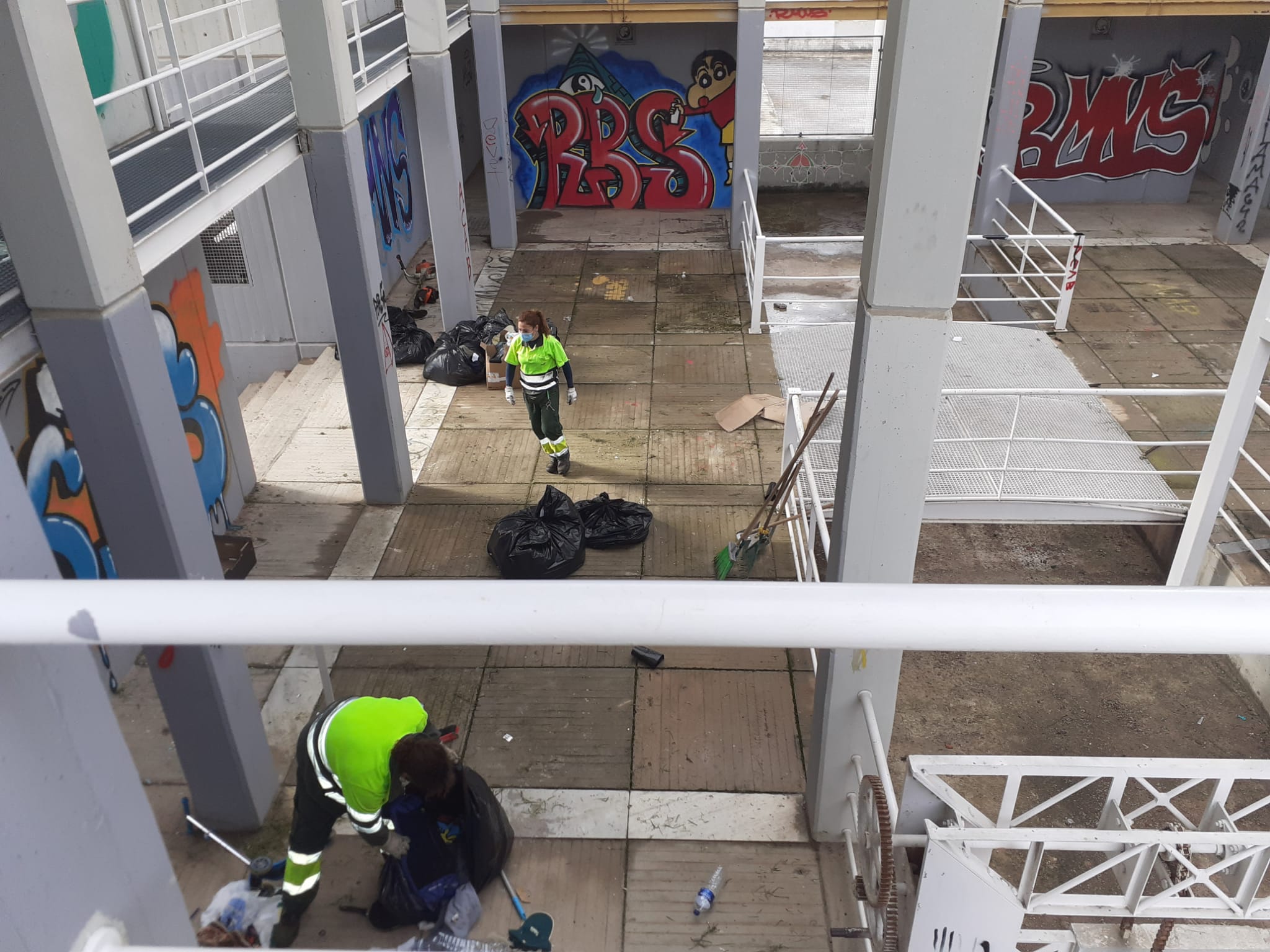 Después de ocho meses reclamando la limpieza de la Casa del Agua ayer por fin una brigada la limpió