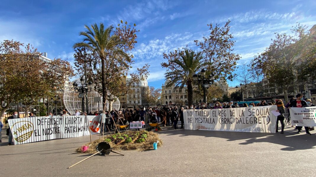 Els veïns de Benimaclet s'enfronten a l'Ajuntament pel tall d'aigua al Braç de la Sequia de Mestalla que condenarà a la mort 40.000 metres d'horta