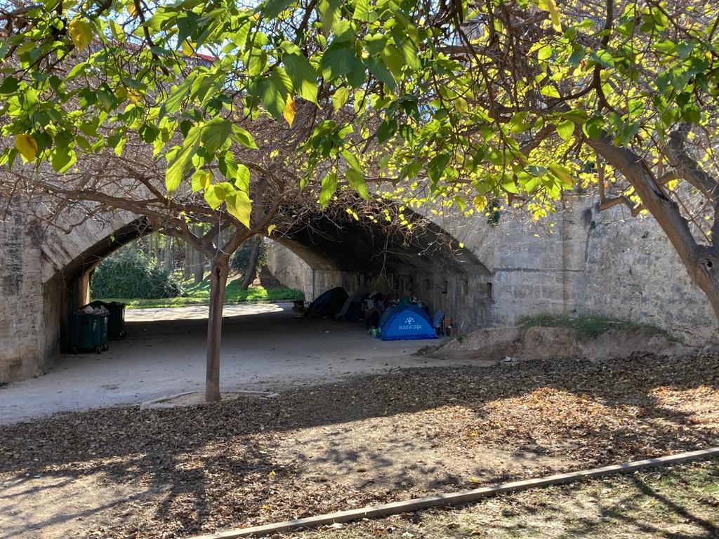 Los vecinos del Tramo IX del Jardín del Turia advierten de indigencia bajo los puentes y del abandono