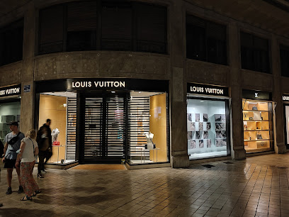 500 policías en la Plaza del Ayuntamiento en Nochevieja y roban mediante alunizaje la tienda de Louis Vuitton a 200m
