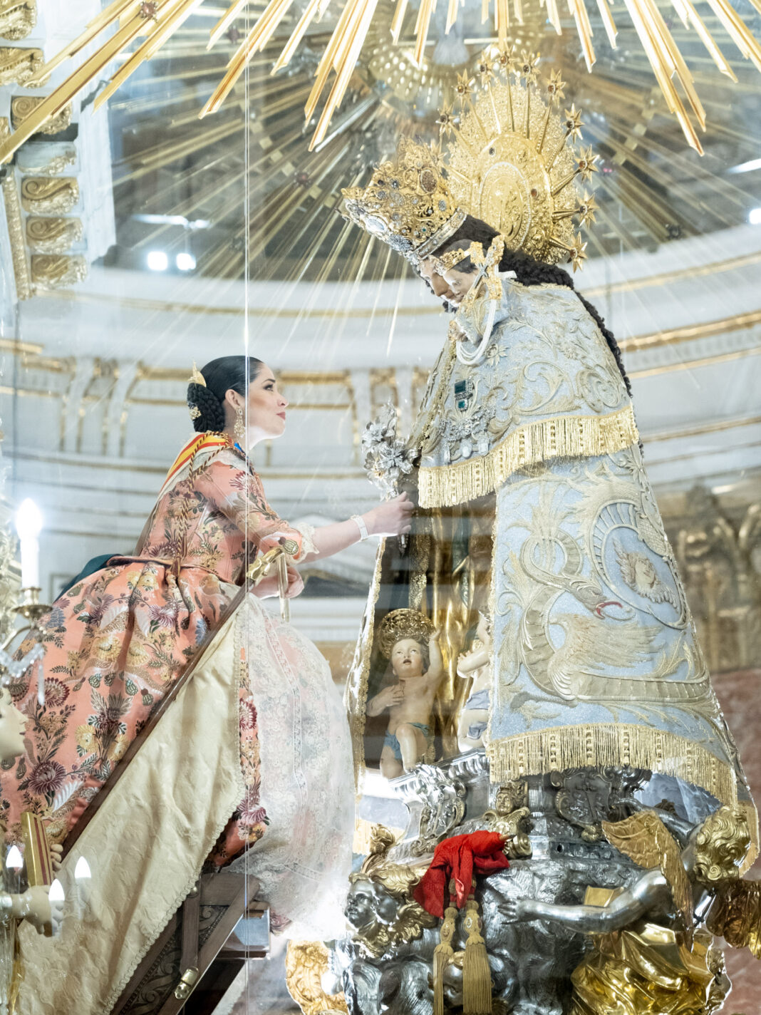 Las Falleras Mayores de Valencia ofrecen sus ramos a la Virgen de los Desamparados tras los actos de la Exaltación