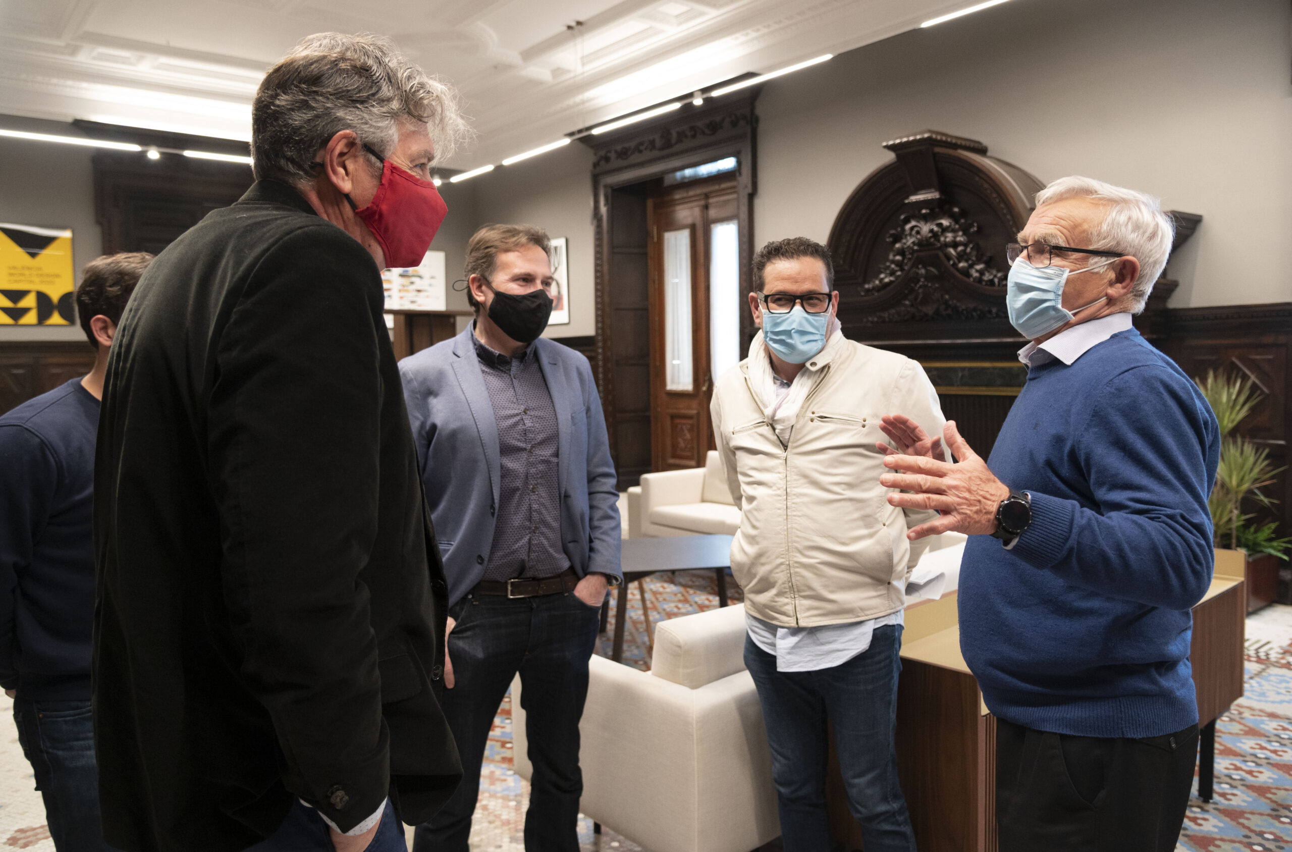 Valencia estudia que los mayores de Sedaví puedan acceder al Bono Oro de la EMT Valencia