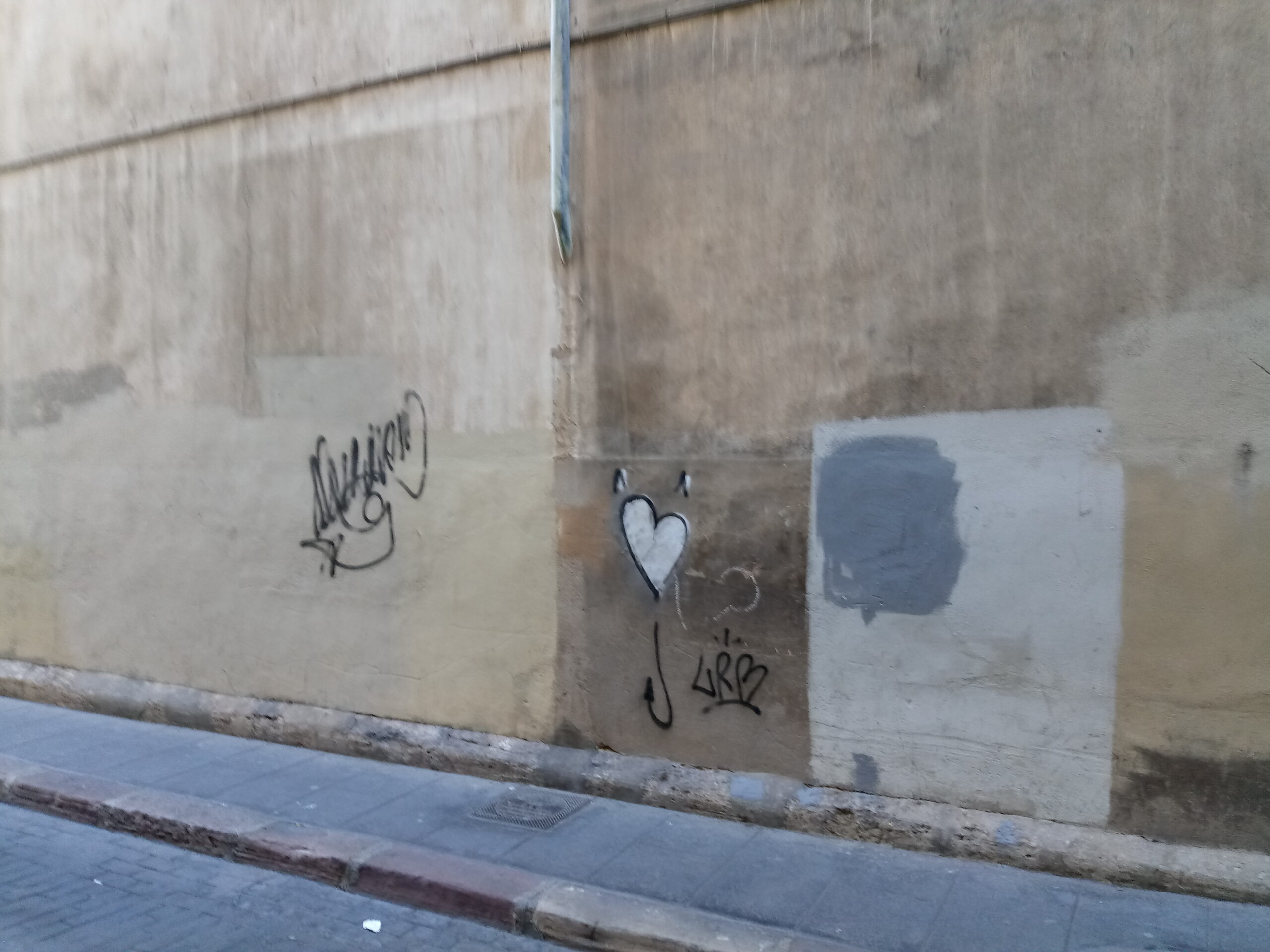El Círculo del Patrimonio denuncia las pintadas delictivas en la Iglesia del Pilar