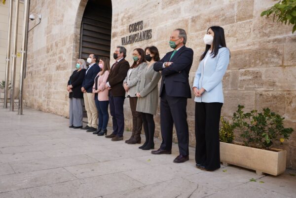 Las Cortes Valencianas rechazan un minuto de silencio propuesto por VOX condenando el parricidio de Elche y el asesinato de Paterna