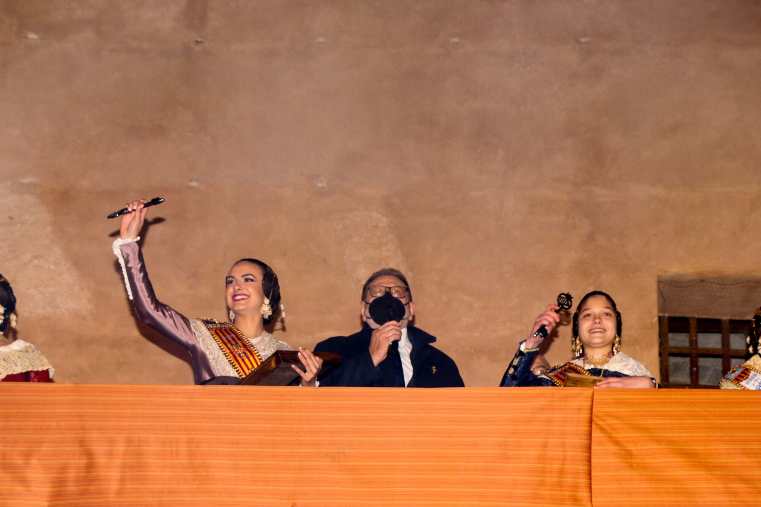 Las falleras mayores de Torrent, Sara Garrigues Royo y Paula Alapont Moreno, dieron el pistoletazo de salida a las Fallas 2022