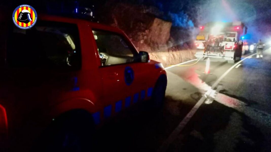 El fuego repentino en una furgoneta en la carretera de Serra a Torres Torres causa un incendio forestal en Serra