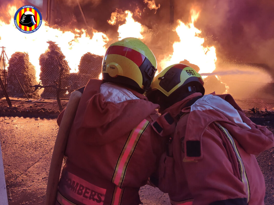 Los bomberos del CPBV trabajan en un incendio industrial en Vilamarchant