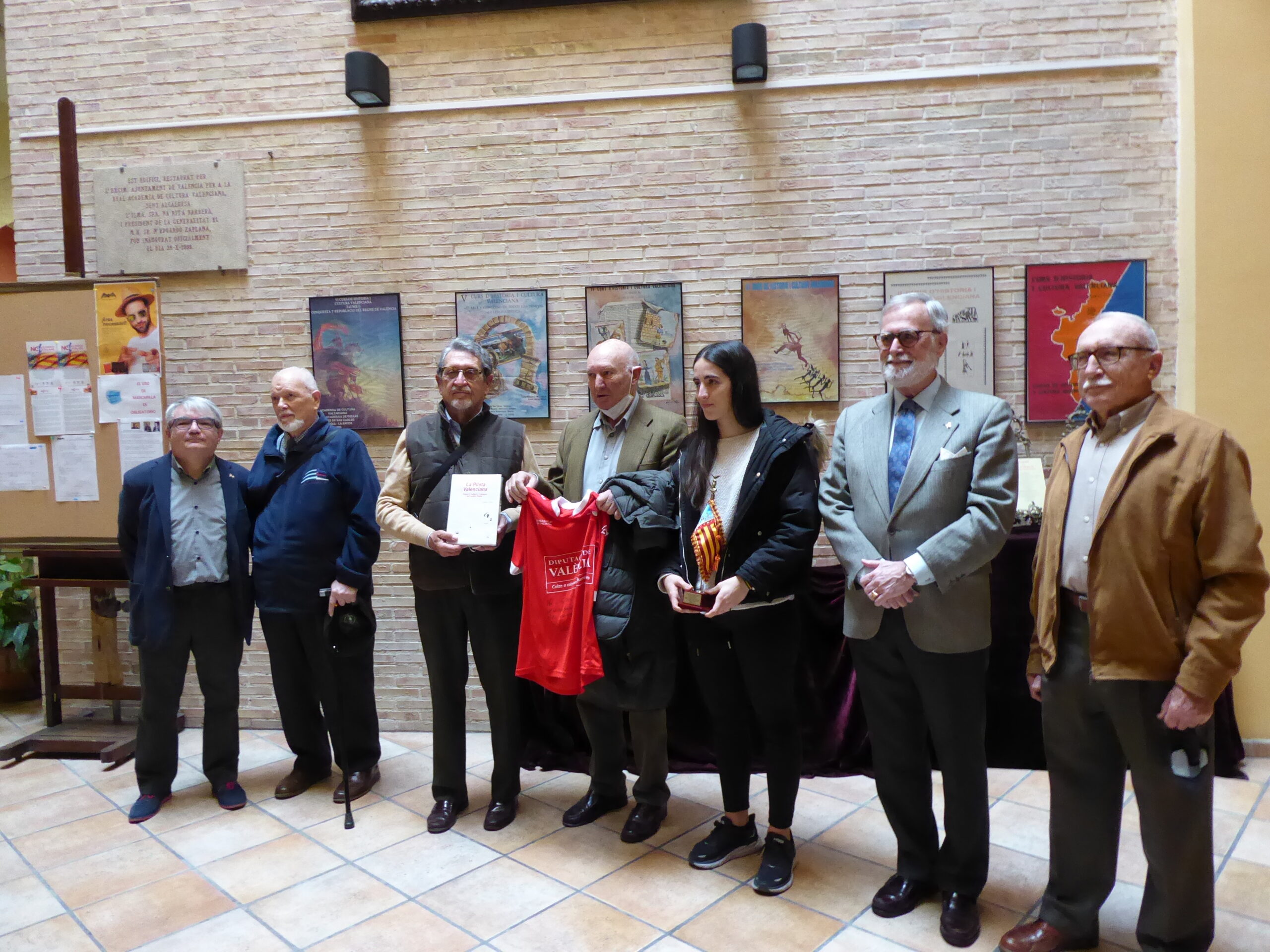 El Patronat de la RACV reconeix a la jugadora de pilota Victòria Diéz, en ser la primera dòna en guanyar el trofeu “fris grec” de la federació de pilota