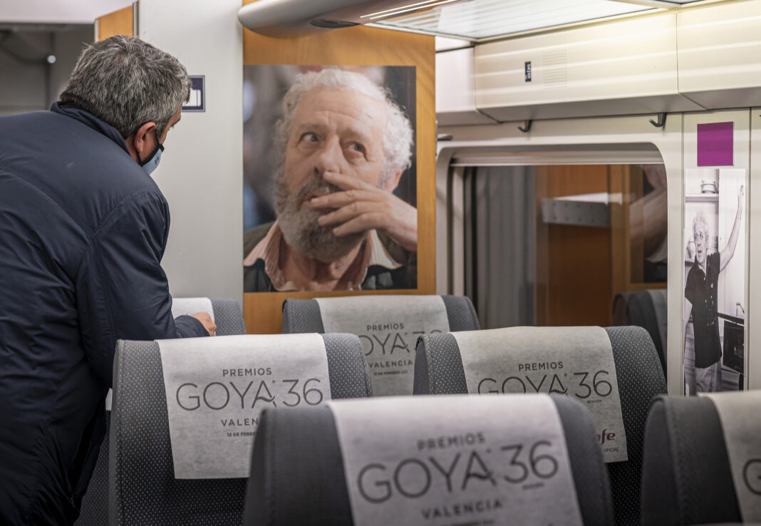 Renfe presenta una exposición de fotografía sobre Luis García Berlanga en el interior de un Ave Madrid-Valéncia con motivo de la XXXVI edición de los Goya