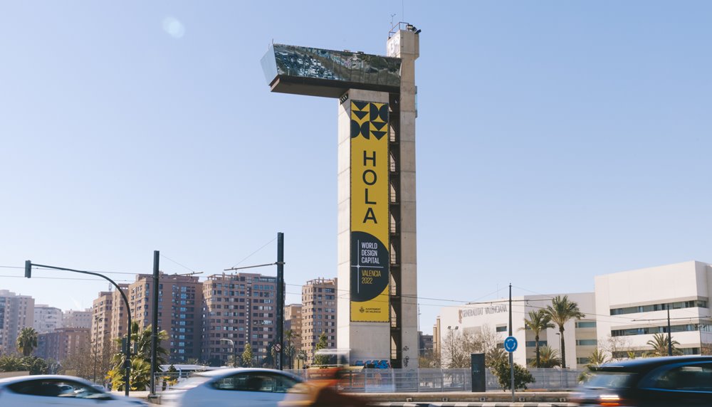 La Torre Miramar de la rotonda que costó 24 millones convertida en un poste publicitario y un lienzo para pintadas por Ribó y Sandra Gómez