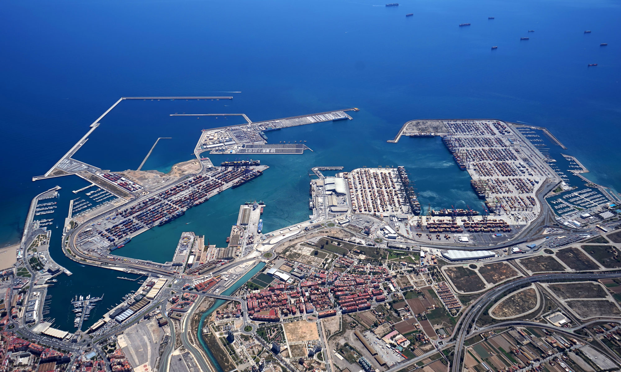 El Puerto de Valencia, motor económico de primer órden próximo a la saturación de sus muelles