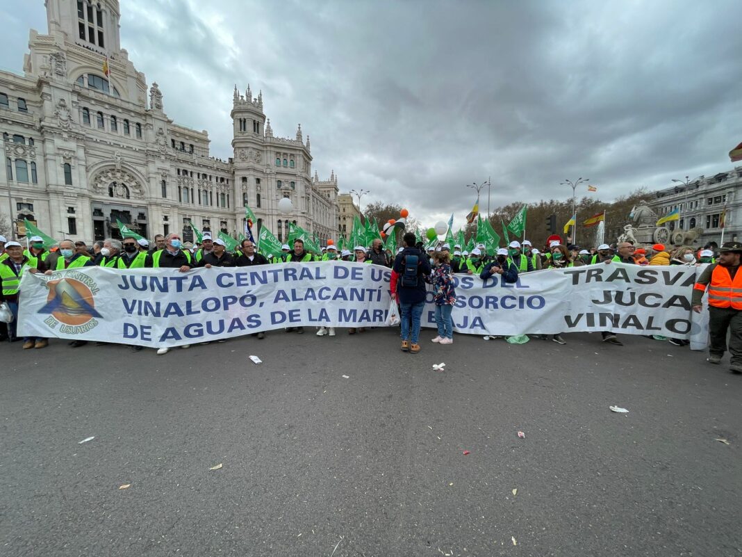 3.000 agricultores alicantinos se desplazan a Madrid en una manifestación del mundo agrícola y rual que reúne a 400.000 personas