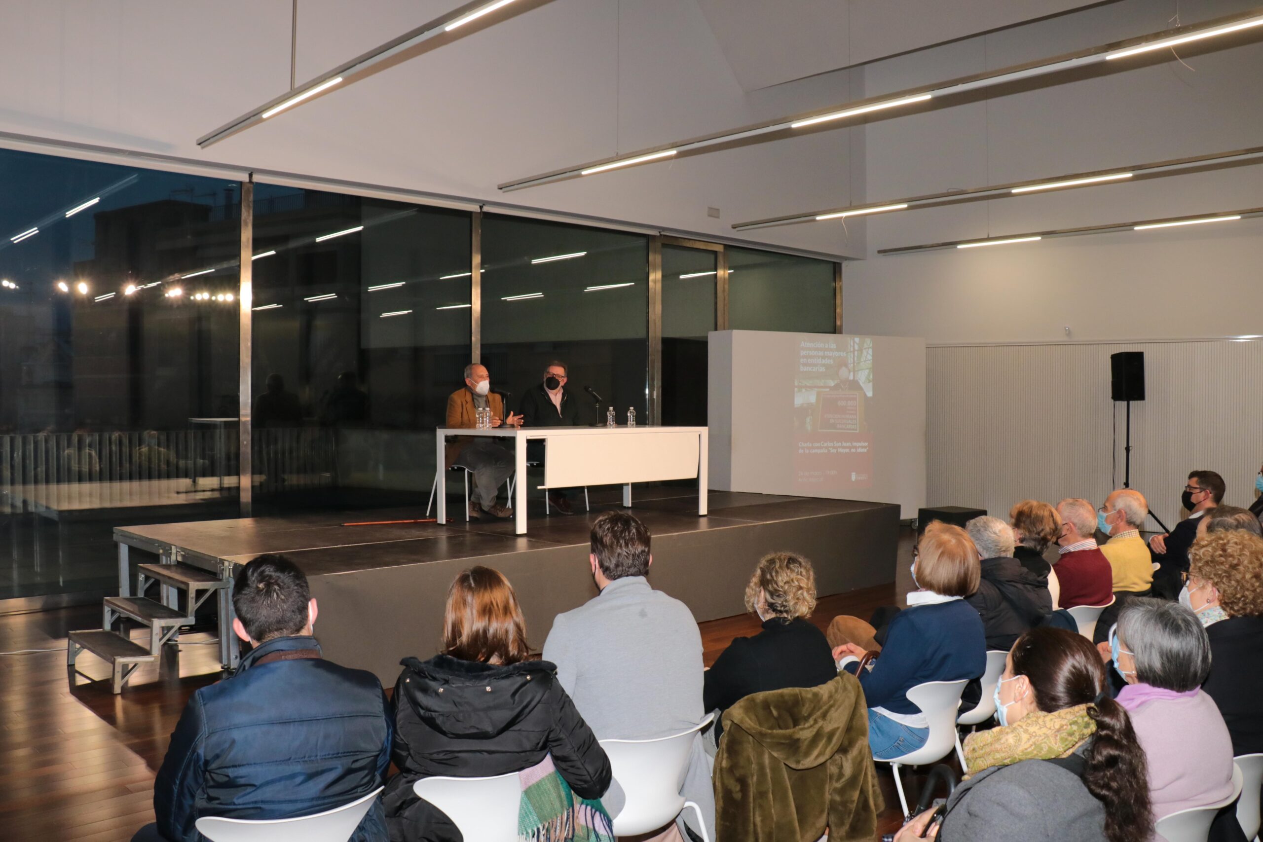 El Antic Mercat de Torrent acogió una charla con Carlos San Juan, impulsor de la campaña ‘Soy mayor, no idiota’