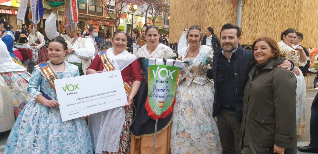 La ‘Falla Plaça Porta del Sol de la Cañada’ recibe el premio VOX a la cultura del esfuerzo en Paterna