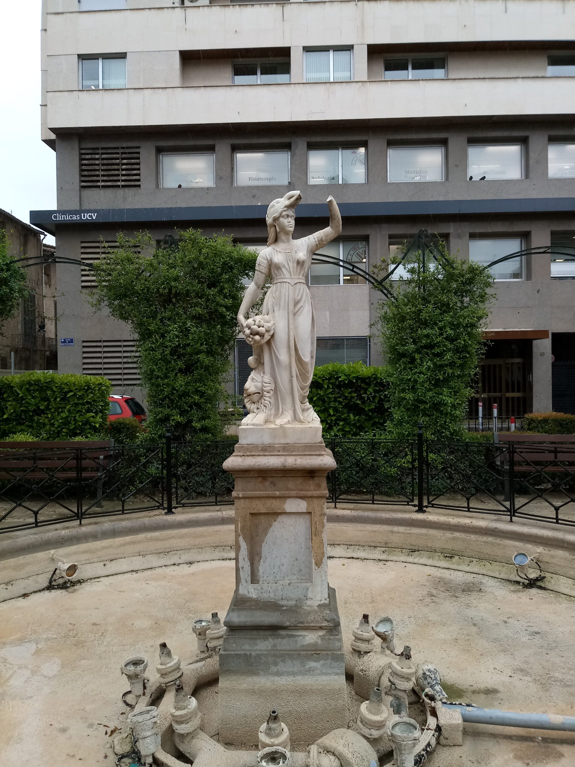 El Círculo del Patrimonio advierte que las esculturas del Jardín de Parcent están mancas por ataques contra el patrimonio