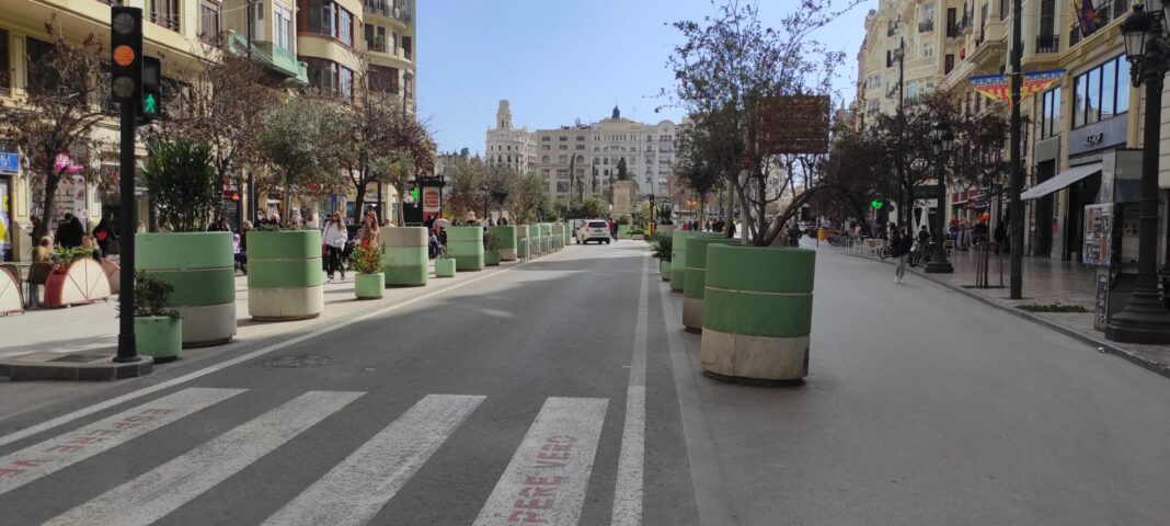 La plaza del Ayuntamiento comienza el ciclo de mascletaes con cientos de obstáculos no retirados por el Ayuntamiento