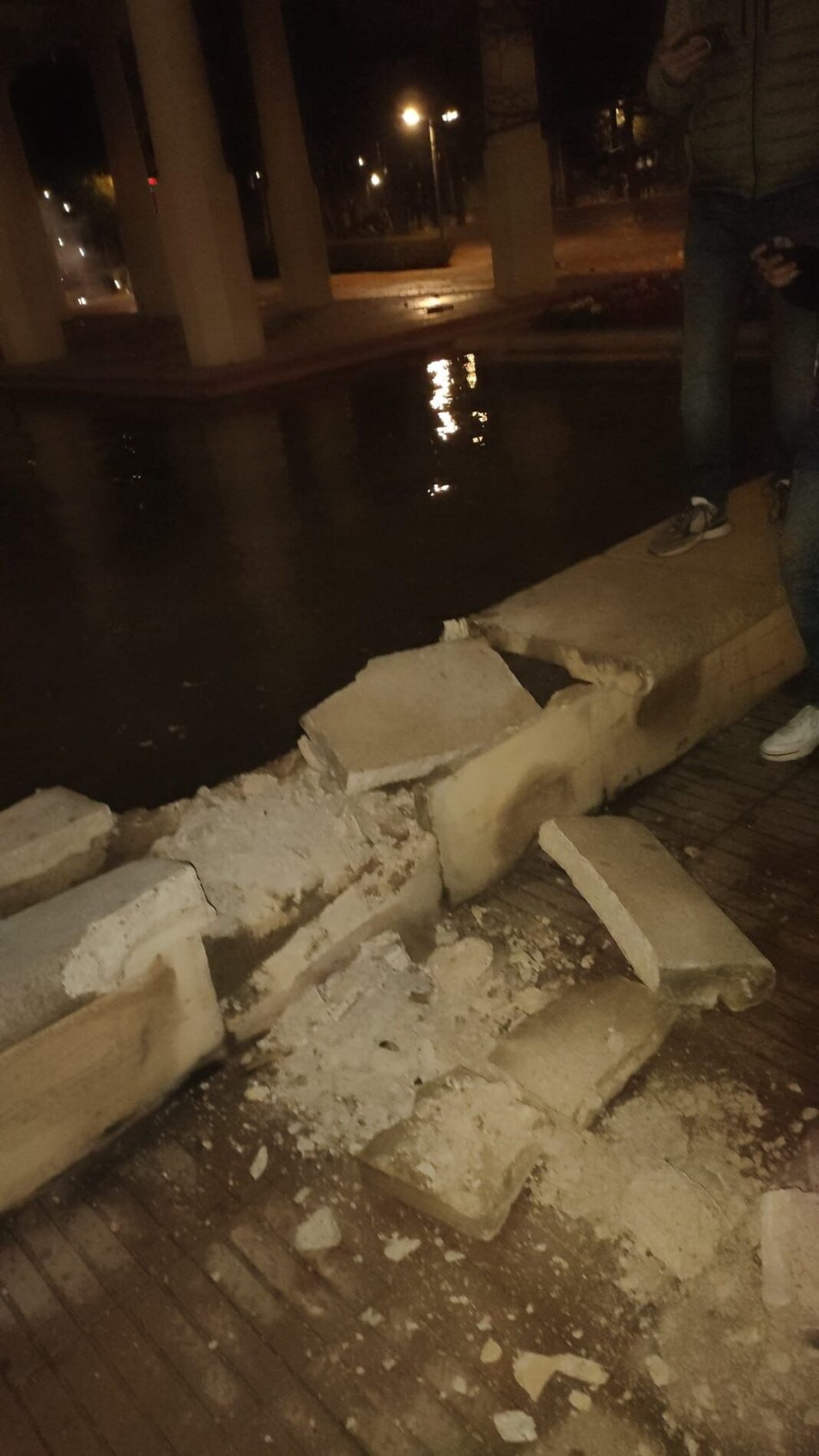 Un grupo de holandeses destrozan el murete del lago del Palau de la Música con artefactos pirotécnicos de gran fuerza