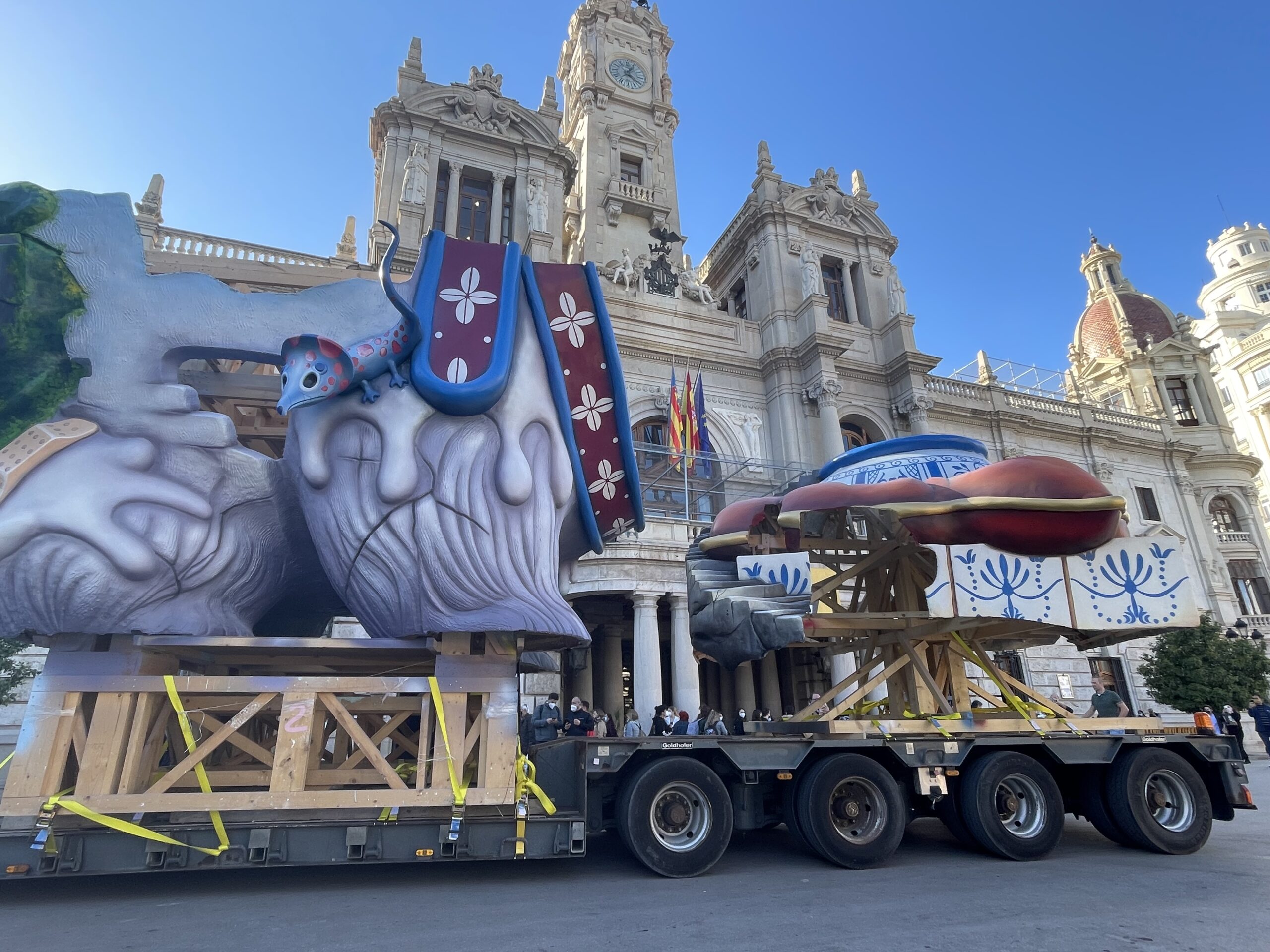 La Falla Municipal "protegix allo que vols" se empezó a montar ayer en la Plaza del Ayuntamiento