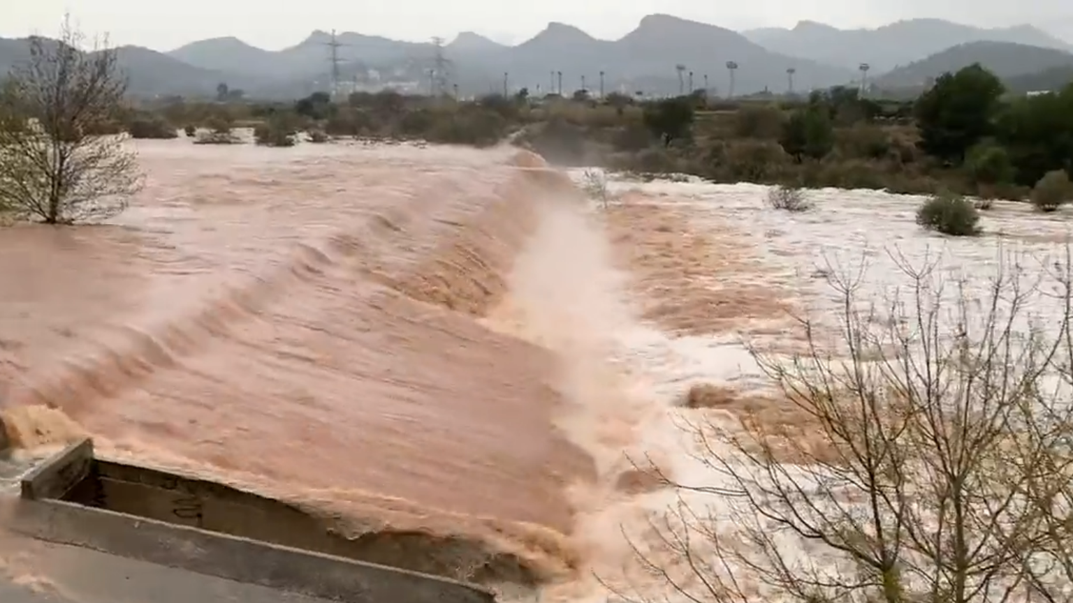 Primeras carreteras cortadas y barrancos y ríos desbordados por las lluvias