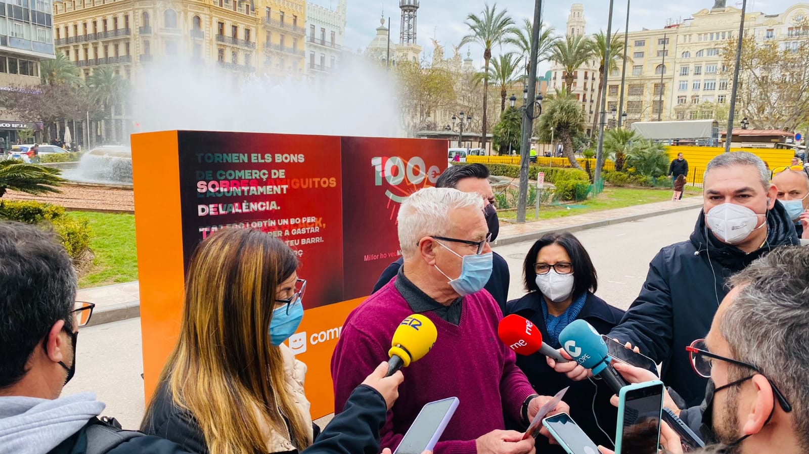 El PP denuncia a Compromis por vulnerar la ordenanza de publicidad con el monolito de la campaña de comercio