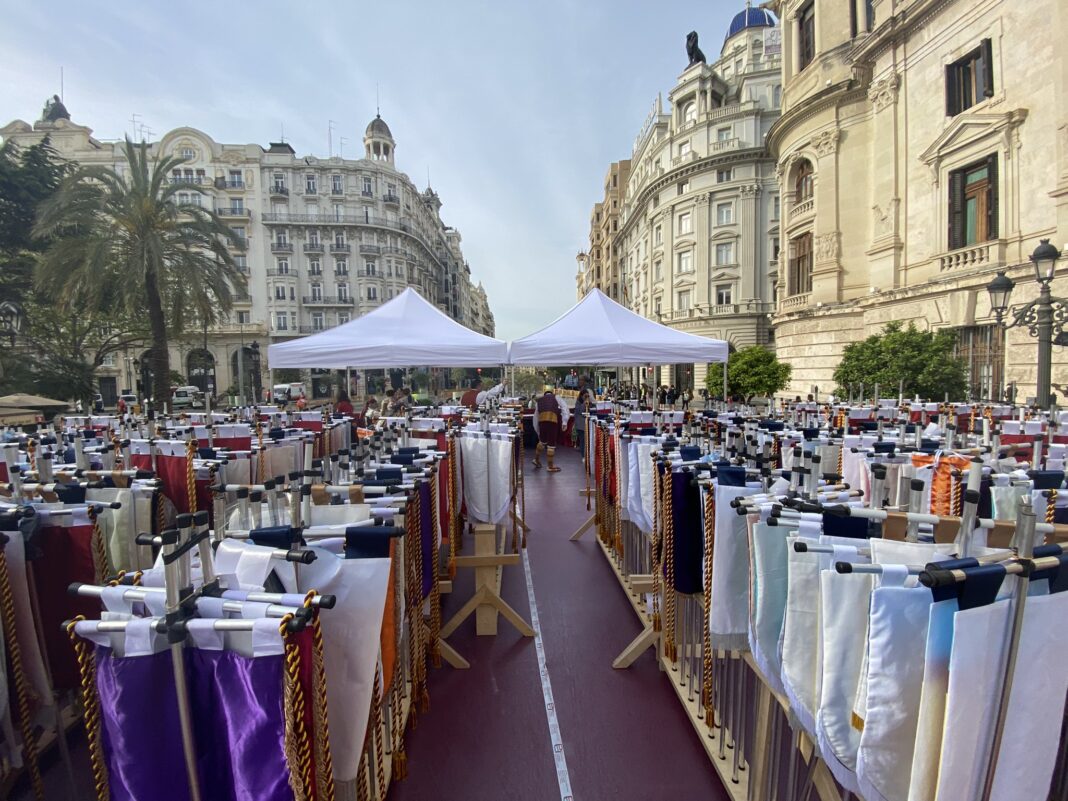 Esta mañana las comisiones falleras han recogido los premios de las fallas grandes 2022 aplazados por la lluvia