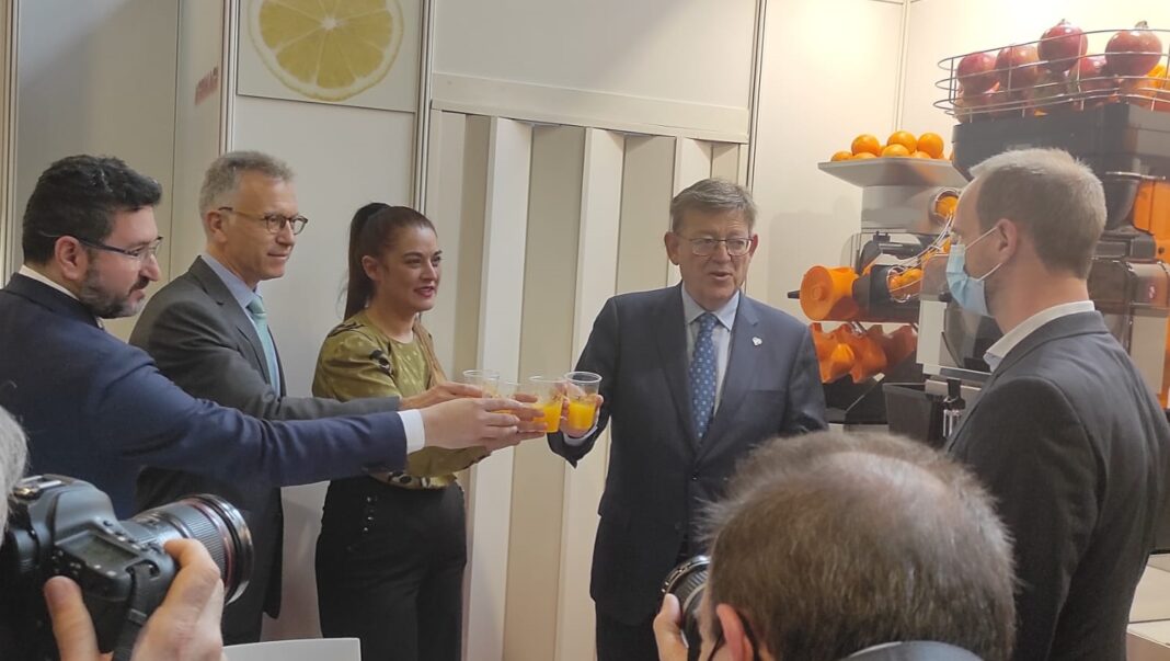 La propia Suráfrica anuncia en su web que negocia con la UE la entrada de naranjas retenidas en Rotterdam sin tratamiento en frío