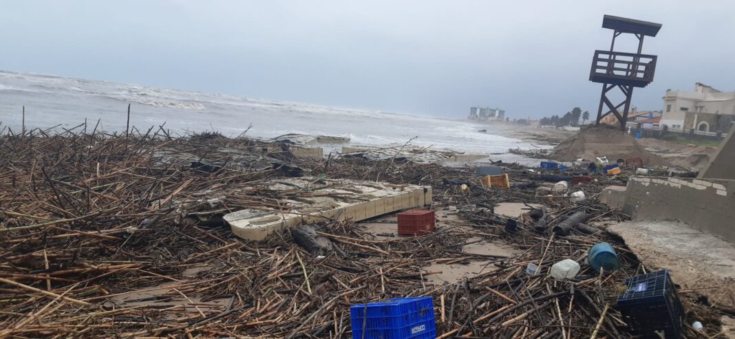 Delegación del Gobierno se compromete a limpiar esta semana las Playas de Cullera