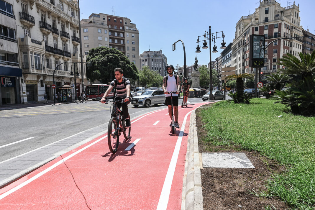Entra en funcionamiento el nuevo carril bici de la Gran Vía entre Marvá y Plaza de España