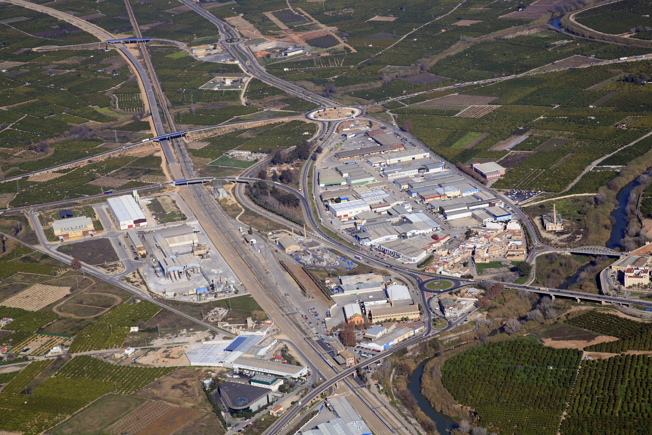 Alzira mejora los polígonos industriales del Mercado de Alcances y de Fracà