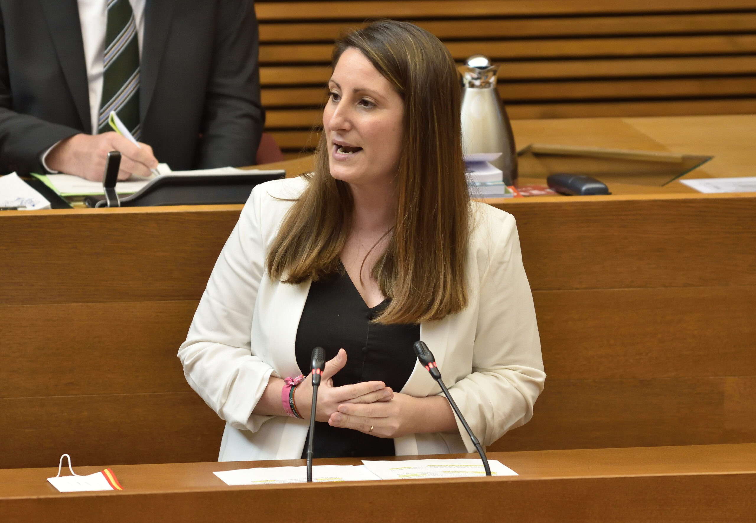 Ana Vega (VOX) a Puig: “Mientras las familias sufren por no llegar a final de mes, la Generalitat Valenciana financia campañas sobre cómo hacer sexo con drogas”