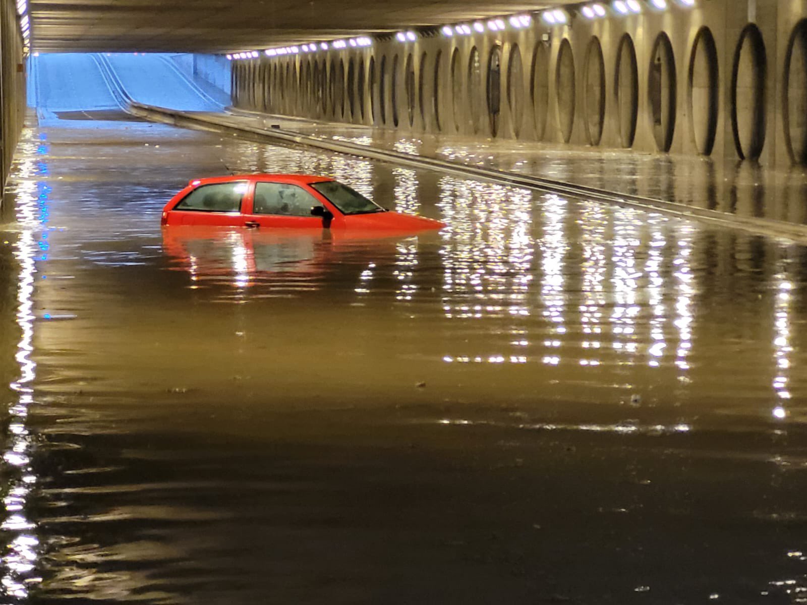 260 litros de agua caídos ayer en Valencia, pulveriza todos los récords, el cauce nuevo con casi un metro de agua