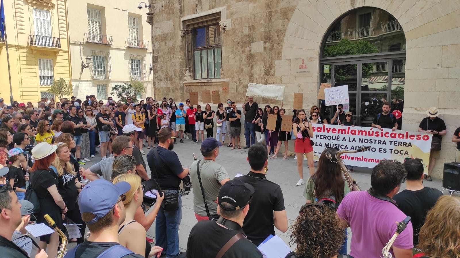 En tierra de músicos, la Generalitat Valenciana margina en la educación a la música demostrando gran incultura musical