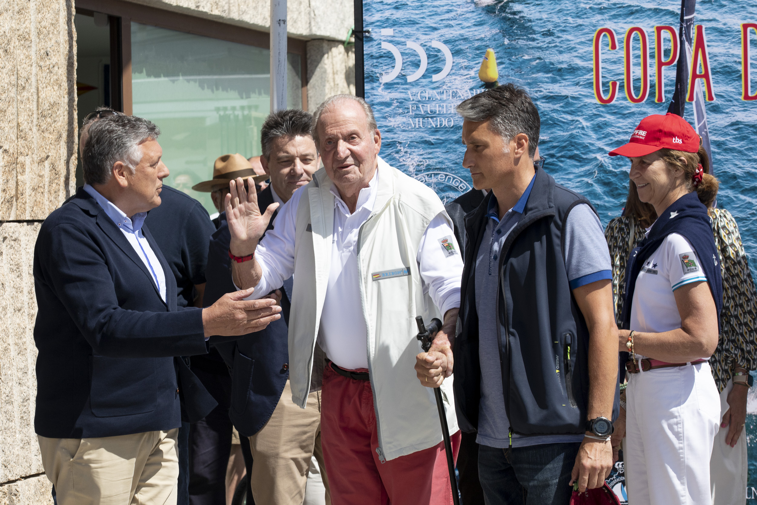 S.M. el Rey Don Juan Carlos, en el Real Club Náutico de Sanxenxo para ver la regata