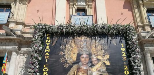 La Mare de Deu dels Desamparats volverá a tener tapiz floral este año tras la polémica pancarta del año pasado