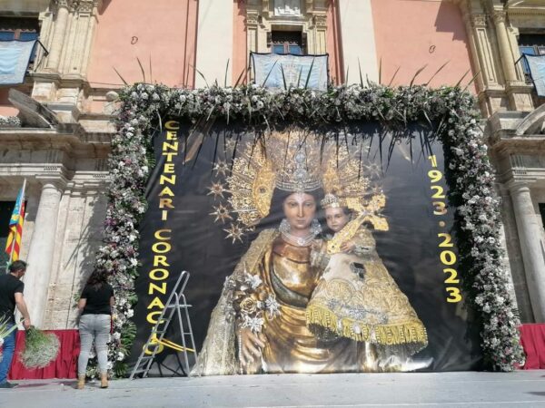 El Ayuntamiento pone a La Mare de Deu una pancarta y las obras harán que pase por la puerta de la catalanista ACPV