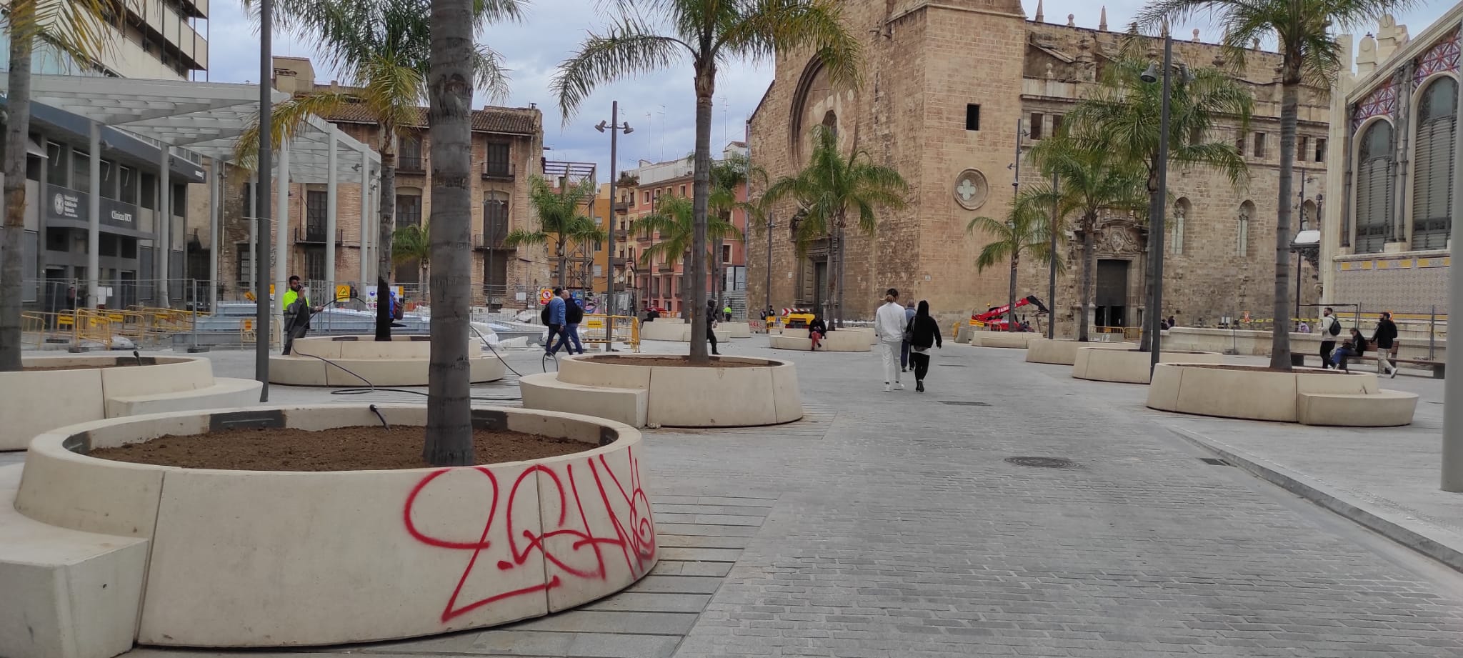 Urbanismo inicia la instalación de las polémicas placas fotovoltáicas en la plaza de Brujas y acaba las obras con promesas incumplidas