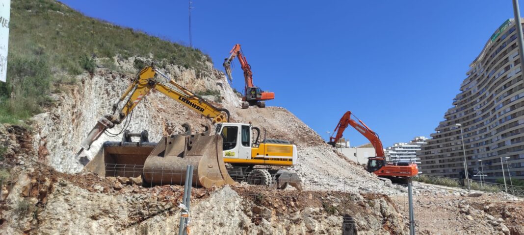 Unas obras rebajan la montaña en el Raco de Cullera y el material extraído lo reparten por zonas de montaña cercanas