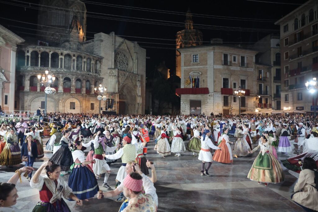 La Doble Dansà a la Mare de Deu de las fallas vuelve a llenar la plaza de la Virgen tres años después aunque deslucida por una pancarta en vez de un tapiz floral
