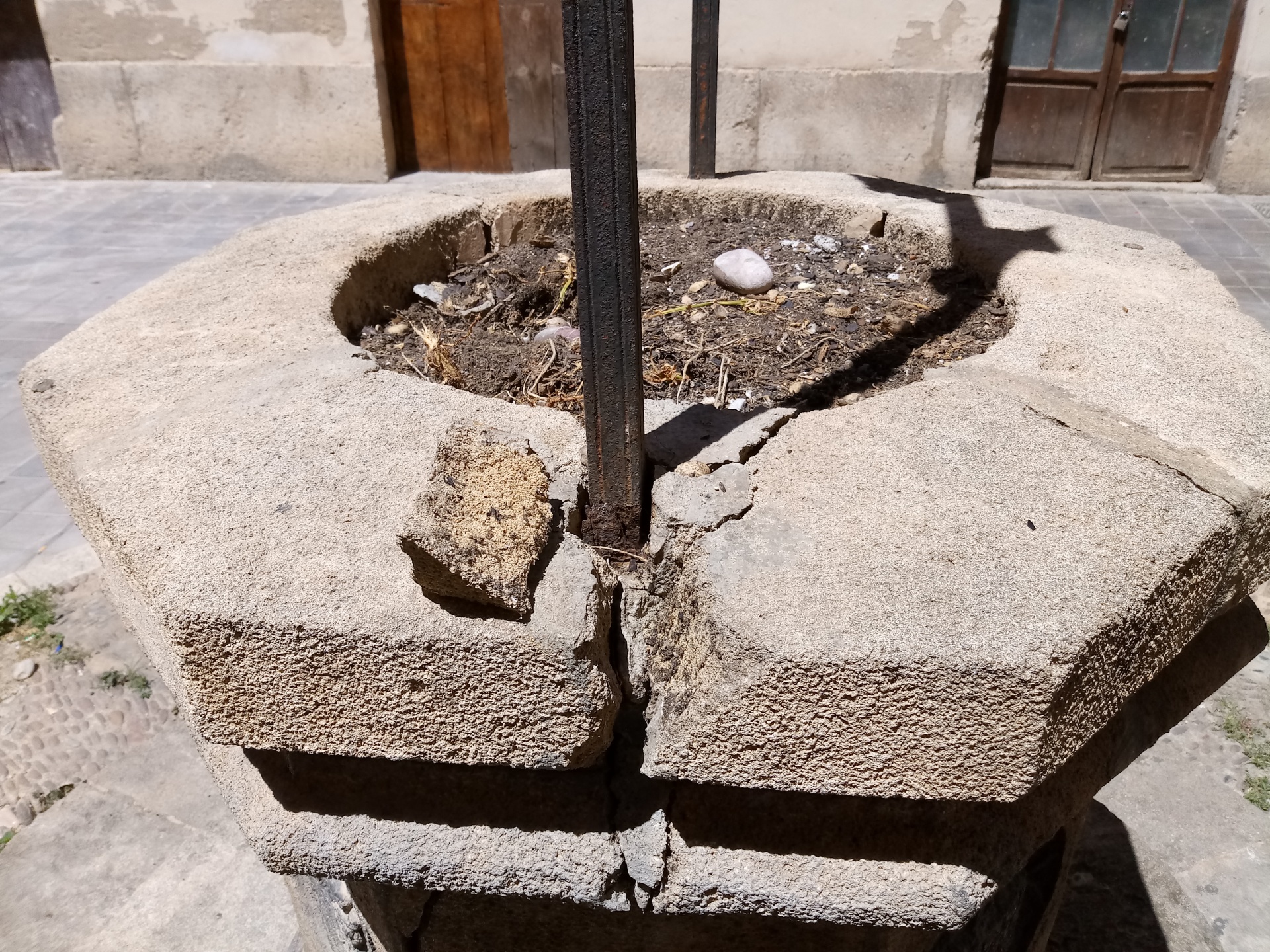 El Círculo de Defensa del Patrimonio denuncia el mal estado del Pozo Octogonal de la calle Viciana