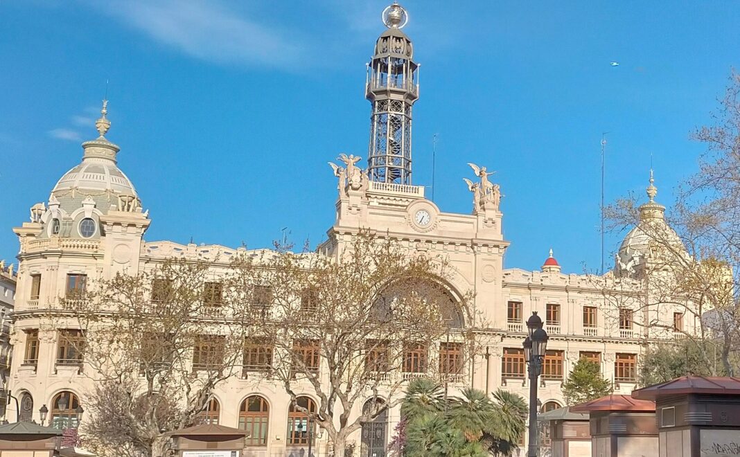 Puig anuncia otros 1.000 millones para el Plan Edificant del que sacó 14 millones para financiar la compra del Edificio de Correos en Valencia