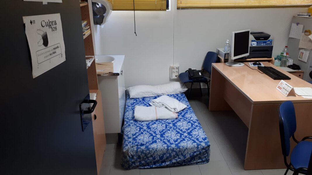 El Sindicato Médico denuncia las condiciones laborales de muchos sanitarios en sus guardias con áreas de descanso en sótanos sin ventilar y almacenes