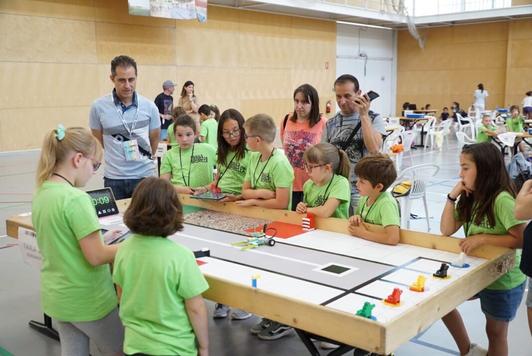 Un total de 35 equipos participan en la World Robot Olympiad celebrada en la UJI
