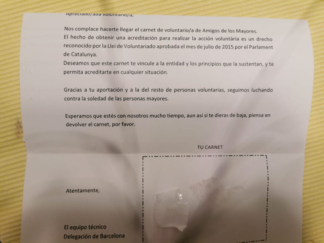 Los voluntarios de Amigos de los Mayores valencianos reciben un carnet y una carta de Catalunya