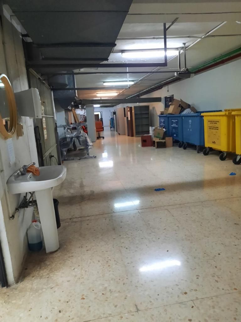 Médicos de Alicante en sus guardias descansan en sótanos sin ventilar junto a contenedores y pasan consulta en barracones